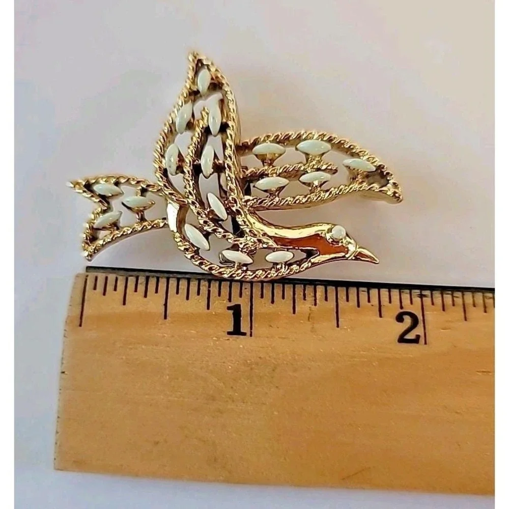 VINTAGE GERRY'S Flying Bird Dove Goldtone Brooch Pin Pendant Signed White Beads‎